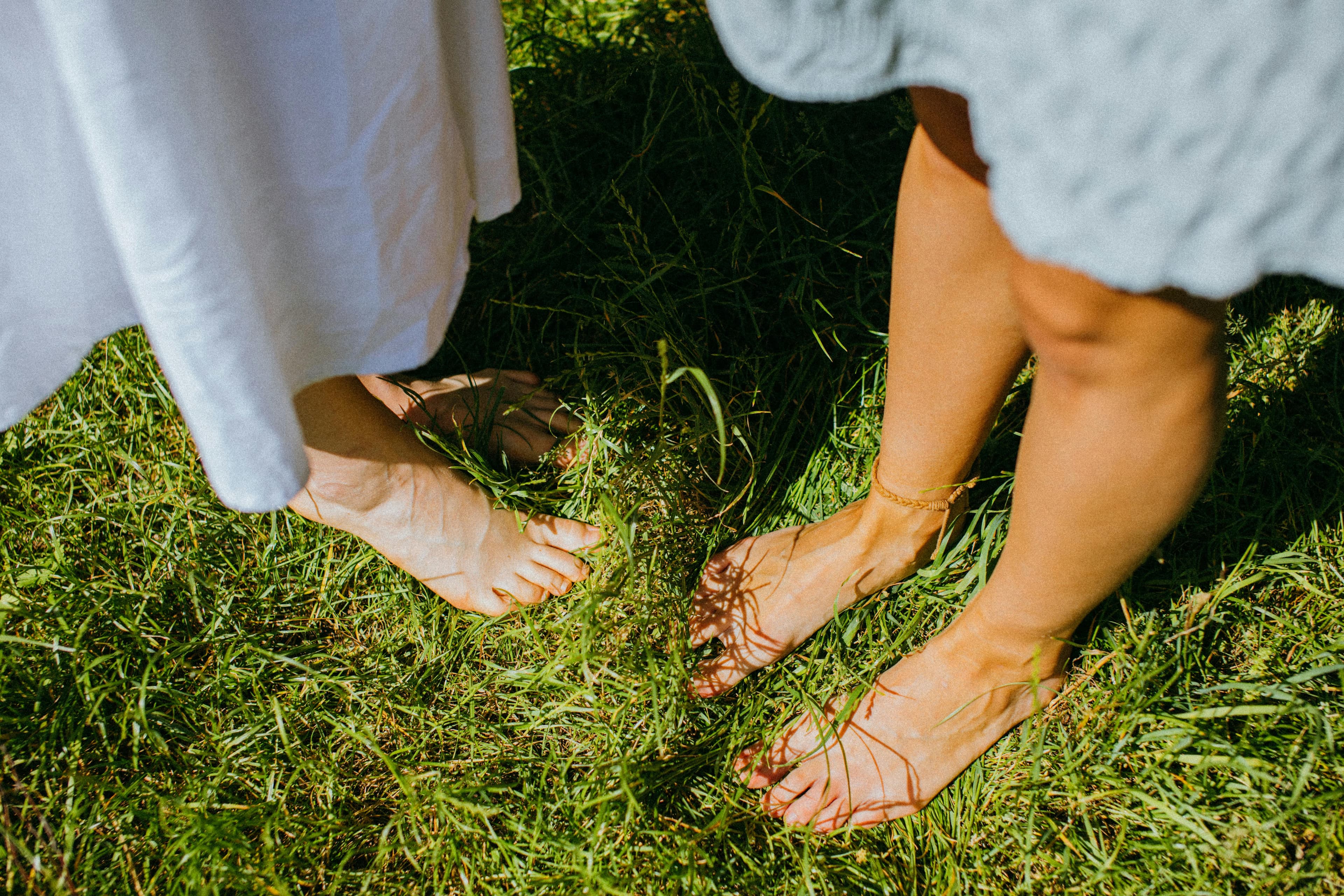 Is there a connection between grounding and clothing?